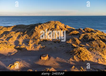 Una vecchia guerra mondiale due pillole box tra dune di sabbia a Newburgh Beach in Aberdeenshire, Scozia Foto Stock