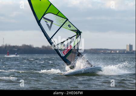 Bellissimo scatto di un windsurfer sull'acqua che si diverte Foto Stock