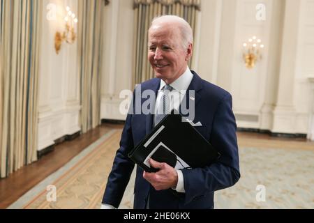 Washington, Stati Uniti. 07th Jan 2022. Il presidente Joe Biden presenta osservazioni sul rapporto di lavoro del dicembre 2021 nella sala da pranzo di Stato della Casa Bianca a Washington, DC il 7 gennaio 2022. (Foto di Oliver Contreras/Sipa USA) Credit: Sipa USA/Alamy Live News Foto Stock