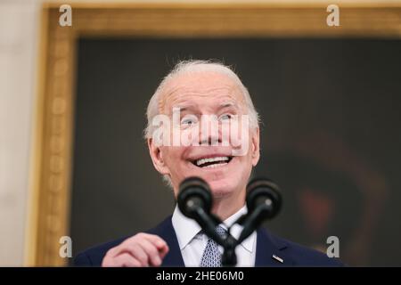 Washington, Stati Uniti. 07th Jan 2022. Il presidente Joe Biden presenta osservazioni sul rapporto di lavoro del dicembre 2021 nella sala da pranzo di Stato della Casa Bianca a Washington, DC il 7 gennaio 2022. (Foto di Oliver Contreras/Sipa USA) Credit: Sipa USA/Alamy Live News Foto Stock