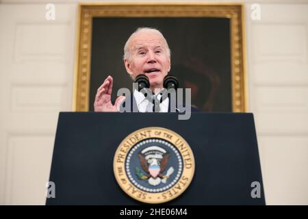 Washington, Stati Uniti. 07th Jan 2022. Il presidente Joe Biden presenta osservazioni sul rapporto di lavoro del dicembre 2021 nella sala da pranzo di Stato della Casa Bianca a Washington, DC il 7 gennaio 2022. (Foto di Oliver Contreras/Sipa USA) Credit: Sipa USA/Alamy Live News Foto Stock