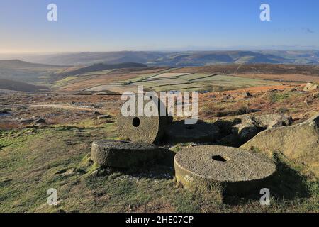 Abbandonate Millstones a Stanage Edge vicino a Hathersage, al confine tra South Yorkshire e Derbyshire, nel Peak District National Park, Regno Unito Foto Stock