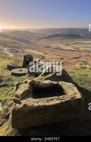 Abbandonate Millstones a Stanage Edge vicino a Hathersage, al confine tra South Yorkshire e Derbyshire, nel Peak District National Park, Regno Unito Foto Stock