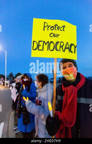 6 gennaio 2022. Nahant, ma. I residenti di North Shore hanno tenuto una veglia al Nahant Rotary per commemorare il primo anniversario dell'attacco contro gli Stati Uniti Foto Stock