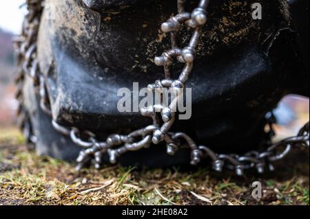 Il pneumatico del trattore con catena da neve Foto Stock