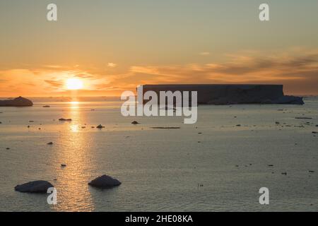 Tramonto su un iceberg tabulare nel mare di Weddell. Foto Stock