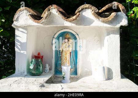 Medesano e Felegara (PR), ITALIA - 6 OTTOBRE 2020. Luminoso santuario votivo con Madonna e Gesù lungo la Via Francigena Foto Stock