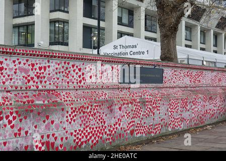 Centro di vaccinazione St Thomas 1, dietro il muro commemorativo nazionale del Covid a Londra Foto Stock
