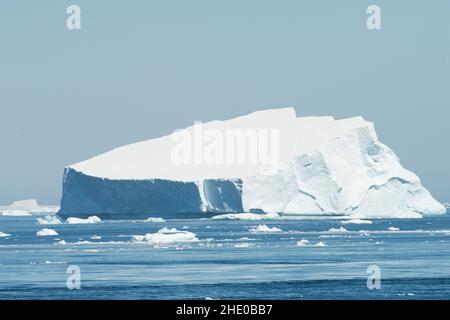 Un iceberg tabulare nel mare di Weddell al largo della costa dell'Antartide. Foto Stock