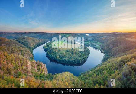 Vista aerea della famosa curva del ferro di cavallo Solenice (Solenicka podkova), sul fiume Moldava, in Czechia Foto Stock