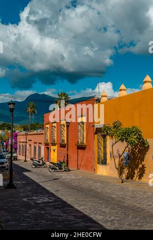 Primo piano di belle fotografie di strada di case coloniali colorate nel centro di Oaxaca Messico Foto Stock