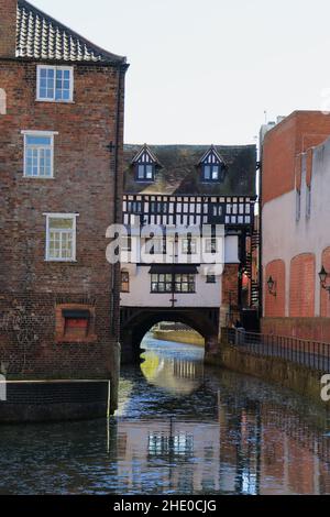 High Bridge porta la High Street attraverso il fiume Witham a Lincoln. REGNO UNITO Foto Stock