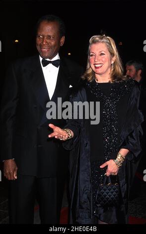 K17195LR: 11/18/99.LE STELLE DI DOMANI GALA ALL'HOTEL BEVERLY WILSHIRE A BEVERLY HILLS, CA..SIDNEY POITIER CON SUA MOGLIE JOANNA SHIMKUS. LISA ROSE/ 1999(Credit Image: Ã‚© Globe Photos/ZUMA Wire) Foto Stock