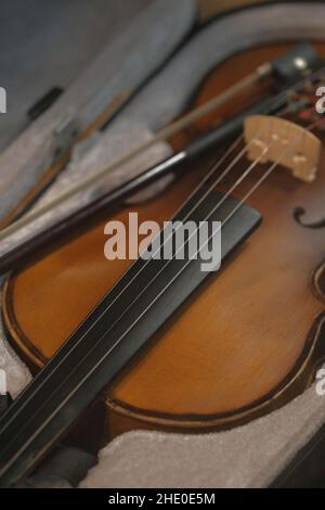 Antico violino di musica classica in caso prima del concerto Foto Stock