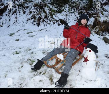 Peebles, confini scozzesi. 7th Jan 22.Snow ha oscilizzato la Scozia durante la notte, per la gioia di 10 anni Amelia Baggs da Edimburgo, che ha goduto la sua esperienza di slittino wonderland invernale durante un viaggio a Peebles nei confini scozzesi. Credit: eric mccowat/Alamy Live News Foto Stock