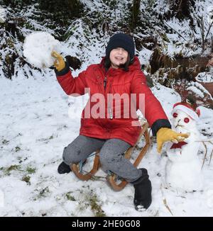 Peebles, confini scozzesi. 7th Jan 22.Snow ha oscilizzato la Scozia durante la notte, per la gioia di 10 anni Amelia Baggs da Edimburgo, che ha goduto la sua esperienza di slittino wonderland invernale durante un viaggio a Peebles nei confini scozzesi. Credit: eric mccowat/Alamy Live News Foto Stock