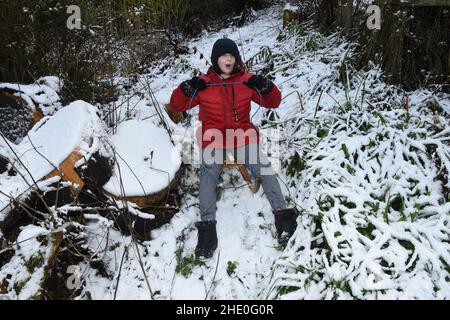 Peebles, confini scozzesi. 7th Jan 22.Snow ha oscilizzato la Scozia durante la notte, per la gioia di 10 anni Amelia Baggs da Edimburgo, che ha goduto la sua esperienza di slittino wonderland invernale durante un viaggio a Peebles nei confini scozzesi. Credit: eric mccowat/Alamy Live News Foto Stock