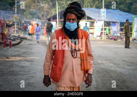 KOLKATA, BENGALA OCCIDENTALE, INDIA. 7th Jan 2022. Una maschera di sicurezza che indossa il sadhu al campo di transito di Gangasagar, Kolkata. I preparativi della mela di Gangasagar erano in sospeso a causa di una petizione che sollecitava a fermare la fiera annuale di pellegrinaggio di quest'anno alla luce dei numeri COVID-19/ Omicron nel Bengala Occidentale e nel Paese in generale. Il 7th gennaio la Corte Suprema di Calcutta ha dato un via d'ingresso a Gangasagar Mela con alcune restrizioni, mentre l'India ha segnalato 117100 nuovi casi di convivenza e 302 decessi nelle ultime 24 ore, come indicato dai media indiani. Credit: ZUMA Press, Inc./Alamy Live News Foto Stock
