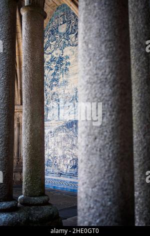 Azulejos tradizionali della se Cattedrale di Porto visto attraverso le colonne dei passaggi, Portogallo Foto Stock
