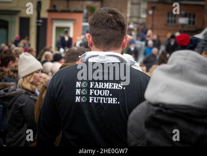 Nessun agricoltore. No cibo. Nessun futuro. Slogan sul retro di una camicia nera da rugby indossata da uno spettatore di Malton all'inizio della caccia Middleton Boxing Day. Foto Stock