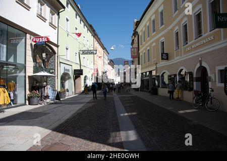 LIENZ, AUSTRIA 15 settembre 2020, strada dello shopping nella cittadina di Lienz, nel Tirolo Orientale Foto Stock