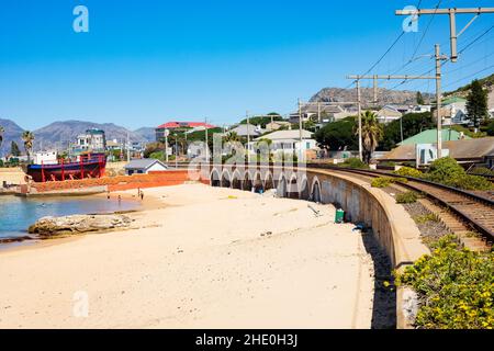 Città del Capo, Sudafrica - 23 marzo 2021: Ferrovia che attraversa la piccola città costiera portuale di Kalk Bay Foto Stock