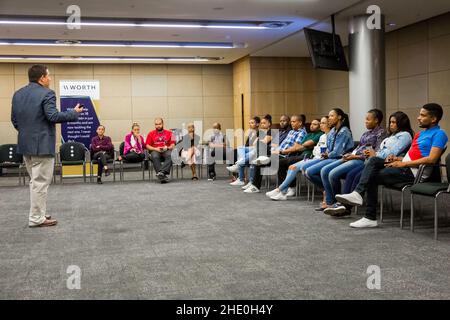 Johannesburg, Sudafrica - 23 febbraio 2018: Educatore che istruisce diversi studenti adulti sulla finanza personale Foto Stock