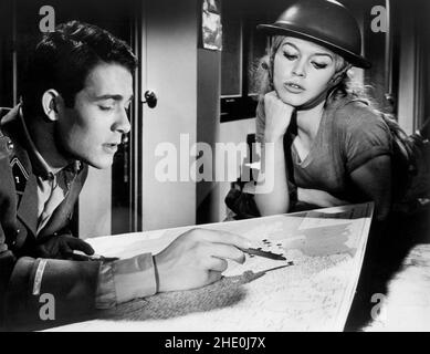 Jacques Charrier, Brigitte Bardot, on-set del film francese, 'Babette va alla guerra' Francese: 'Babette s'en va-t-en guerre', Columbia Pictures, 1959 Foto Stock