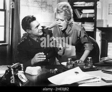 Ronald Howard, Brigitte Bardot, on-set del film francese, 'Babette va alla guerra' Francese: 'Babette s'en va-t-en guerre', Columbia Pictures, 1959 Foto Stock