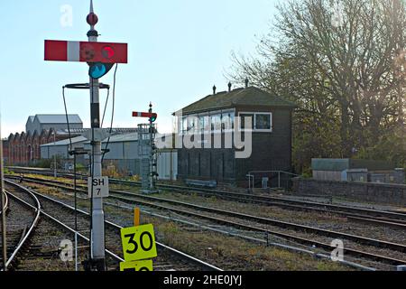 Segnale di avviamento a Semaphore meccanico alla stazione ferroviaria di Worcester Shrub Hill, Worcester, Regno Unito. Foto Stock