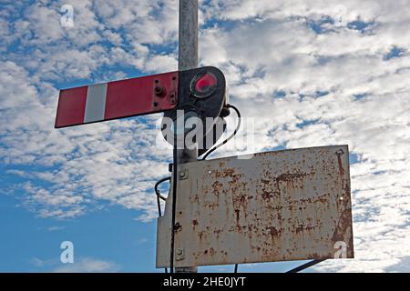 Segnale motorino di avviamento Semaphore meccanico presso la stazione ferroviaria Worcester Shrub Hil, Worcester, Regno Unito. Foto Stock