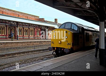 A Colas Rail BR classe 37 diesel-elettrico locomotiveno 37116 Cardif Canton' passando attraverso la stazione ferroviaria di Worcester Shrub Hill Foto Stock