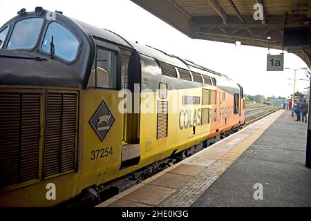 A Colas Rail BR classe 37 diesel-elettrico locomotiveno 37116 Cardif Canton' passando attraverso la stazione ferroviaria di Worcester Shrub Hill Foto Stock