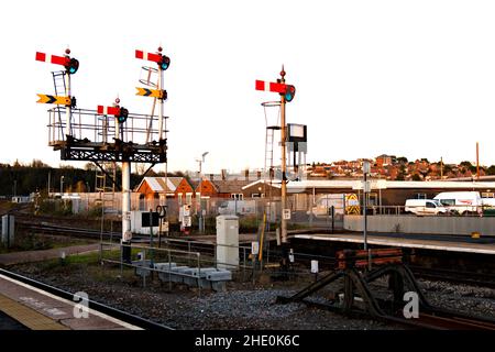 Quadrante inferiore di arresto e distante semaforo segnali a Worcester Shrub Hill stazione ferroviaria, Worcester, Inghilterra Foto Stock