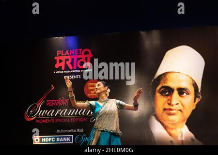 Sheetal Kolwalkar che esegue la danza classica di Kathak a Swaramangesh 2021, il Master Dinanath Mangeshkar Memorial musica classica e festival di danza Foto Stock