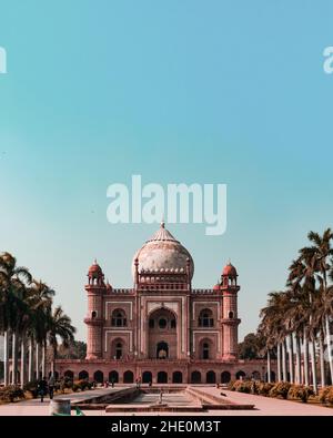 Un colpo verticale della bella tomba di Safdarjung contro un cielo blu chiaro a Delhi, India Foto Stock