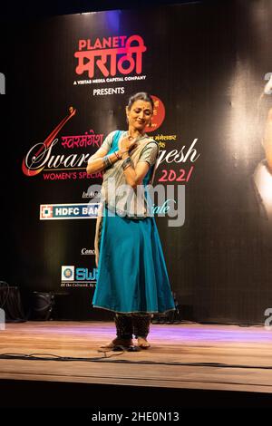 Sheetal Kolwalkar che esegue la danza classica di Kathak a Swaramangesh 2021, il Master Dinanath Mangeshkar Memorial musica classica e festival di danza Foto Stock