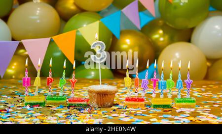 Decorazioni compleanno bambino 7 anni numero palloncini d'aria rosa torta I  dolci si chiamano Emma Foto stock - Alamy