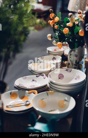 Un colpo verticale degli utensili da cucina nel negozio di articoli per la casa Foto Stock