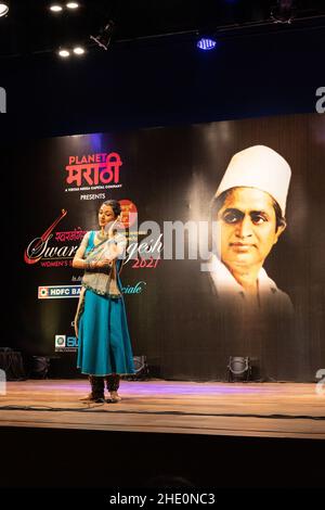 Sheetal Kolwalkar che esegue la danza classica di Kathak a Swaramangesh 2021, il Master Dinanath Mangeshkar Memorial musica classica e festival di danza Foto Stock
