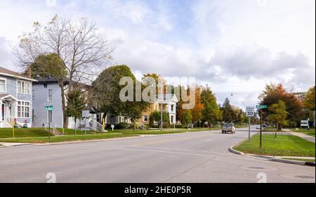 Ludington, Michigan, USA - 22 ottobre 2021: Zona residenziale con case antiche su Ludington Avenue Foto Stock