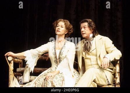 Helen Mirren (Natalya Petrovna), John Hurt (Rakitin) in Un MESE NEL PAESE da Turgenev all'Albery Theatre, Londra WC2 22/03/1994 An Yvonne Arnaud Theatre, Guildford produzione set design: Hayden Griffin costumi: Deirdre Clancy lighting: Andy Phillips regista: Bill Bryden Foto Stock