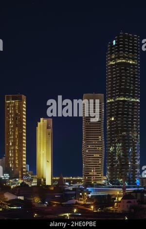 Izmir, Turchia - 26 settembre 2021: Le torri Mistral e Ege Perla con vista notturna. Foto Stock