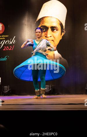 Sheetal Kolwalkar che esegue la danza classica di Kathak a Swaramangesh 2021, il Master Dinanath Mangeshkar Memorial musica classica e festival di danza Foto Stock