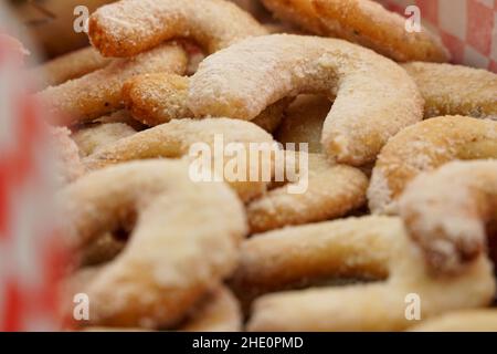 Macrosolato di mezzaluna di vaniglia appena sfornata (vanillekipferl) ricoperta di zucchero in polvere Foto Stock