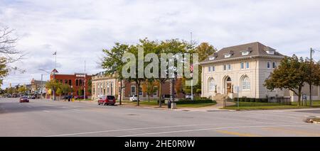 Ludington, Michigan, USA - 22 ottobre 2021: La Biblioteca pubblica e gli edifici degli uffici postali degli Stati Uniti Foto Stock