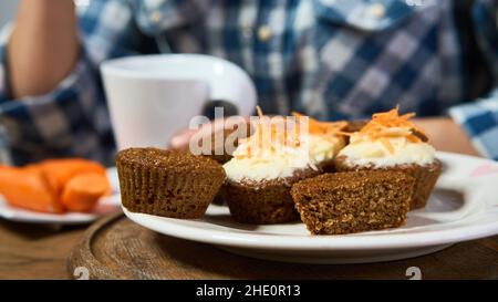 Muffin con carota, noci e cannella. Delizioso antipasto fatto in casa Foto Stock