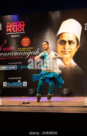 Sheetal Kolwalkar che esegue la danza classica di Kathak a Swaramangesh 2021, il Master Dinanath Mangeshkar Memorial musica classica e festival di danza Foto Stock