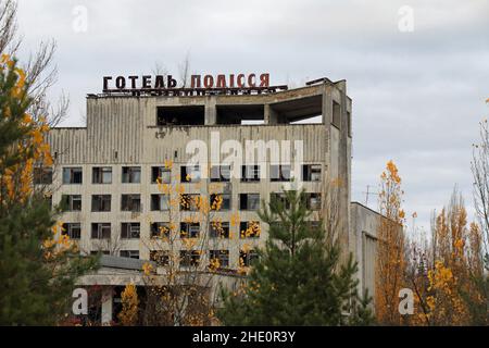 Resti dell'Hotel Polissya nella città fantasma di Pripyat Foto Stock