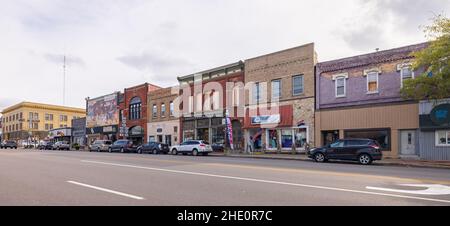 Ludington, Michigan, USA - 22 ottobre 2021: Il quartiere degli affari su Ludington Avenue Foto Stock